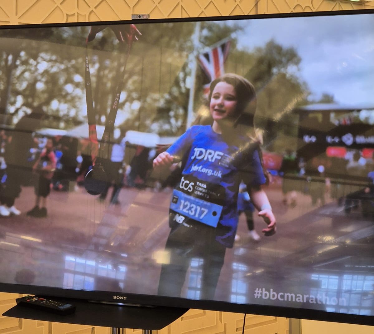 Just spotted an incredible @JDRFUK mini marathon runner on @BBCOne @LondonMarathon coverage #hero #londonmarathon2024 raising funds to cure #t1d