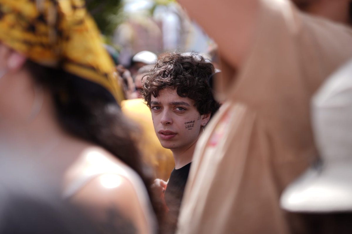 rober_lomba's tweet photo. Ayer estuve sacando fotos en la manifestación de Santa Cruz por el #20A y este fue el resultado. Díselo a tu prima! #CanariasTieneUnLimite https://t.co/cQ4Vyzjzct