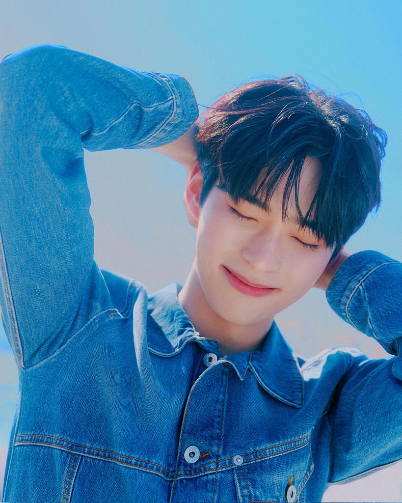 singhanbin's tweet image. Below the summer firmament and bathed in blue, I felt the breeze of fate as we first met beneath the sun, and with your warm greeting, you surely had me at hello.