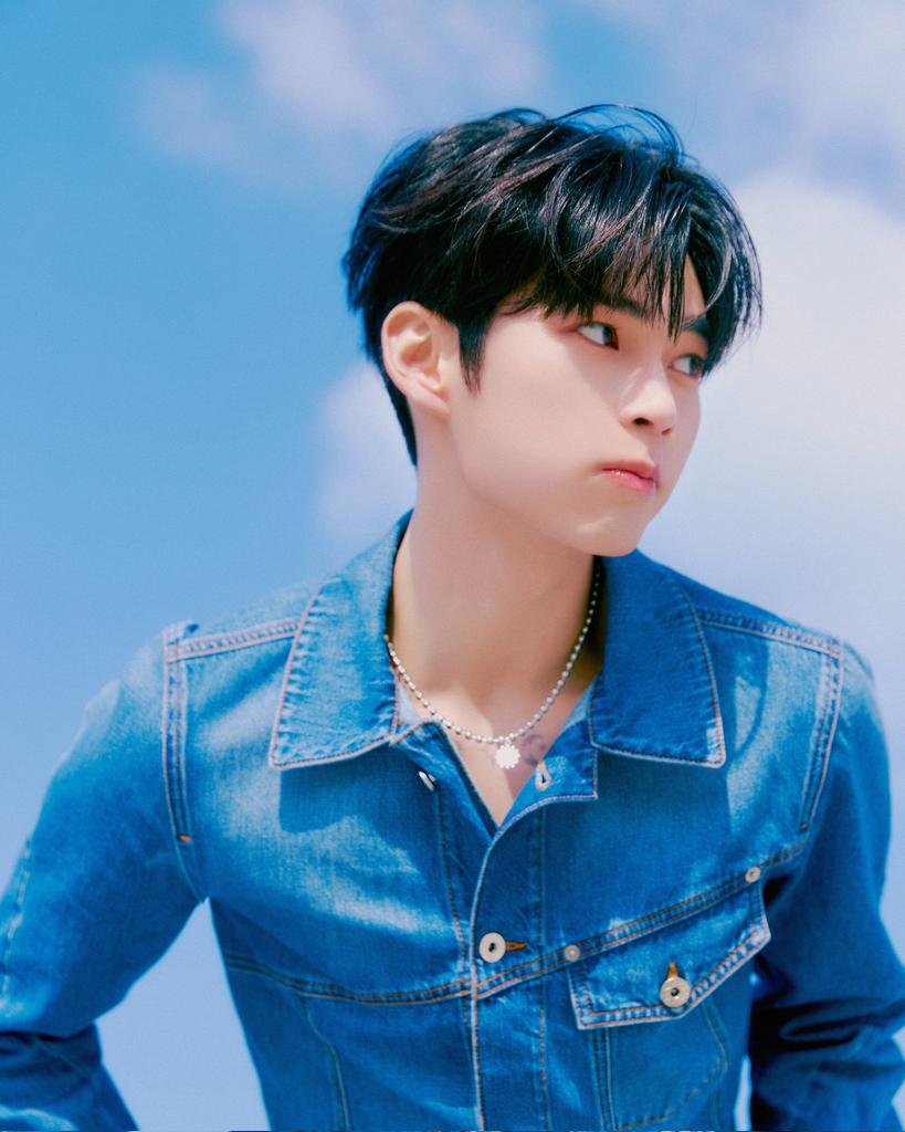 singhanbin's tweet image. Below the summer firmament and bathed in blue, I felt the breeze of fate as we first met beneath the sun, and with your warm greeting, you surely had me at hello.