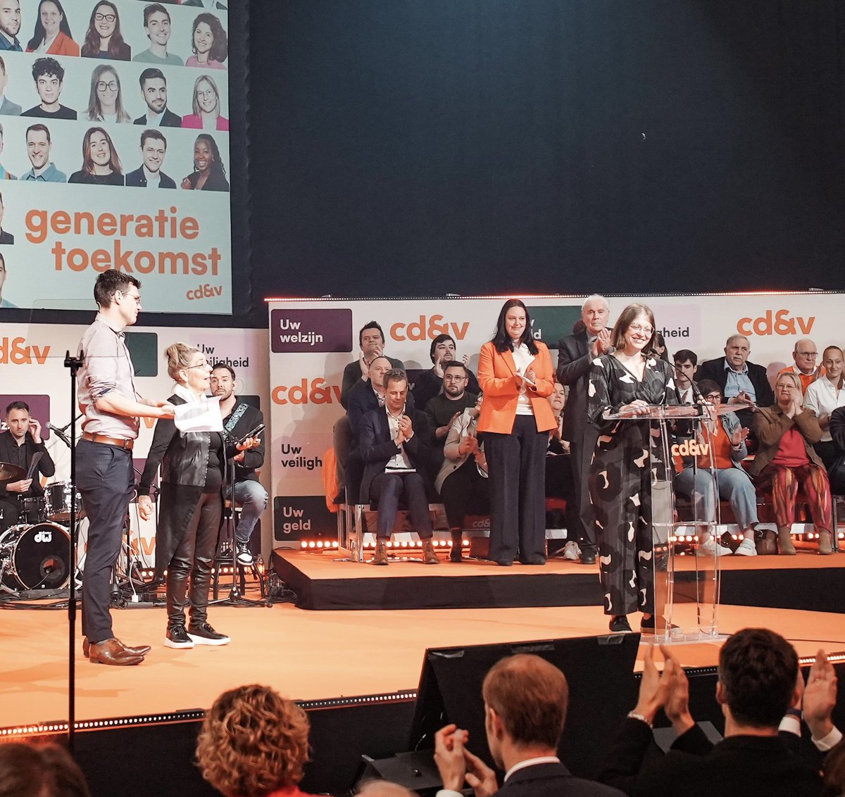VandeveldeSien's tweet photo. Op het Nationaal Verkiezingscongres van @cdenv mogen spreken over 𝗚𝗲𝗻𝗲𝗿𝗮𝘁𝗶𝗲 𝗧𝗼𝗲𝗸𝗼𝗺𝘀𝘁 ♥️ 

#kieszekerheid https://t.co/Gku9czChEB