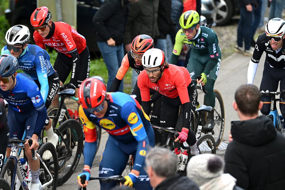 Echappée reprise, le peloton est coupé en deux suite à une chute et nous retrouvons Guillaume Martin dans le premier groupe 🤜 #LBL 📷 @GettySport