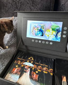 Just making a video of a new product and Sox has taken an intrest on what I'm doing, so, Sox, the world in now looking at you and you may get more likes than my new Video Album Box <3