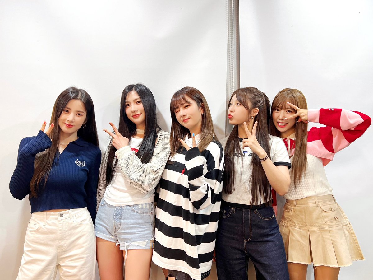 SUJUSHlDAE_'s tweet photo. i'm obsessed with apink group pictures where everyone's minding their business while eunji is only looking at bomi https://t.co/9fUJlZs2Ss