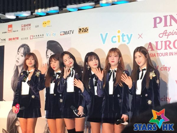 SUJUSHlDAE_'s tweet photo. i'm obsessed with apink group pictures where everyone's minding their business while eunji is only looking at bomi https://t.co/9fUJlZs2Ss