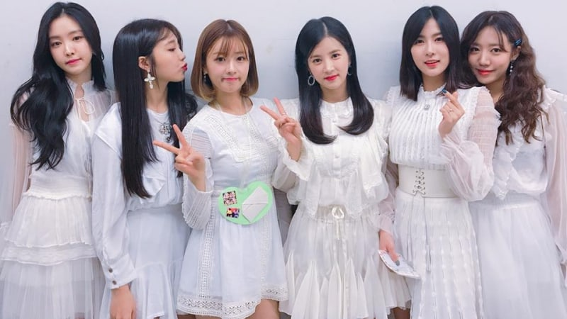 SUJUSHlDAE_'s tweet photo. i'm obsessed with apink group pictures where everyone's minding their business while eunji is only looking at bomi https://t.co/9fUJlZs2Ss