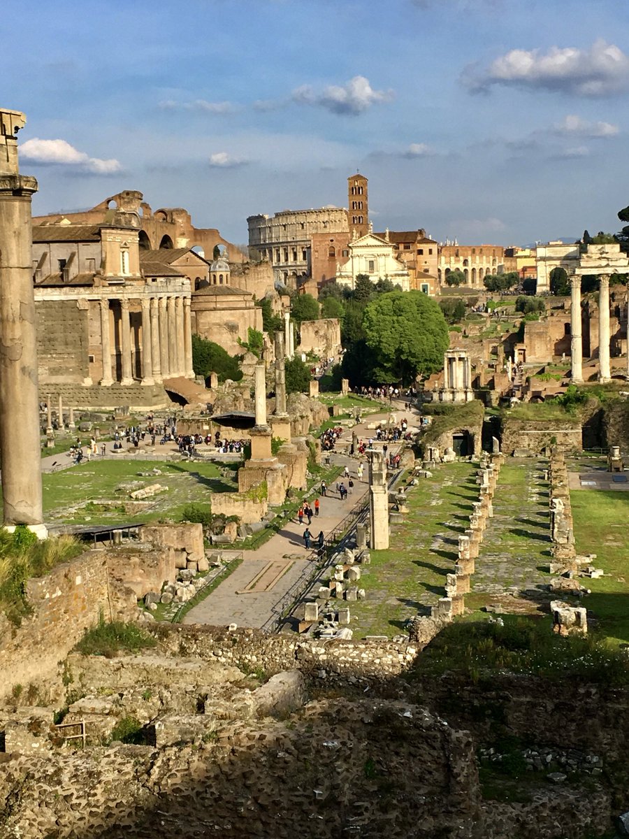 *#Roma 🤍 è la città degli echi, la città delle illusioni e la città del desiderio.* ~ Giotto di Bondone ~ ✨ 2777 anni oggi…Auguri🥂 #Rome