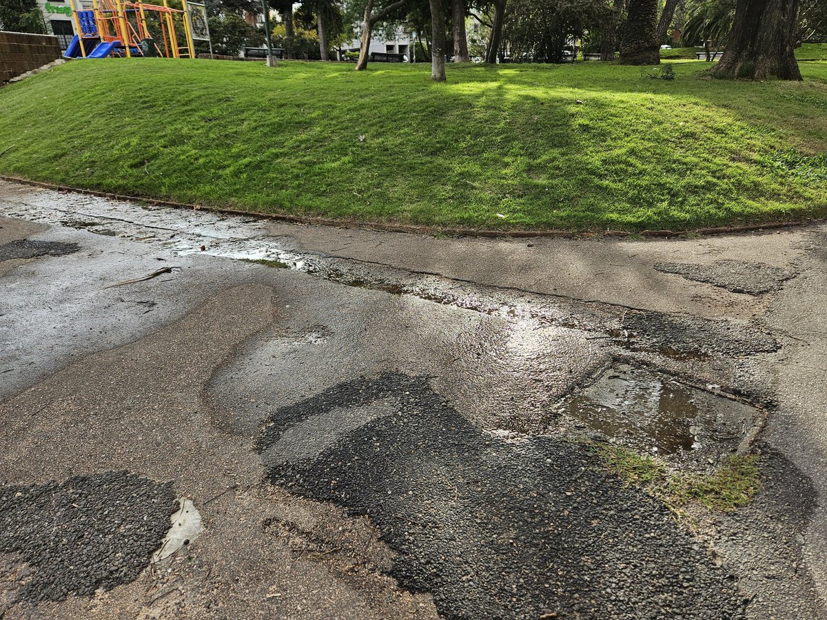 mnaistat's tweet photo. @OSE_Uruguay @montevideoIM @MSPUruguay Plaza Varela. Niños que vienen a jugar y mucha gente paseando perros a diario. No seria mejor pasto corto y pérdidas de agua reparadas ? #dengue https://t.co/WupUHBp6YQ