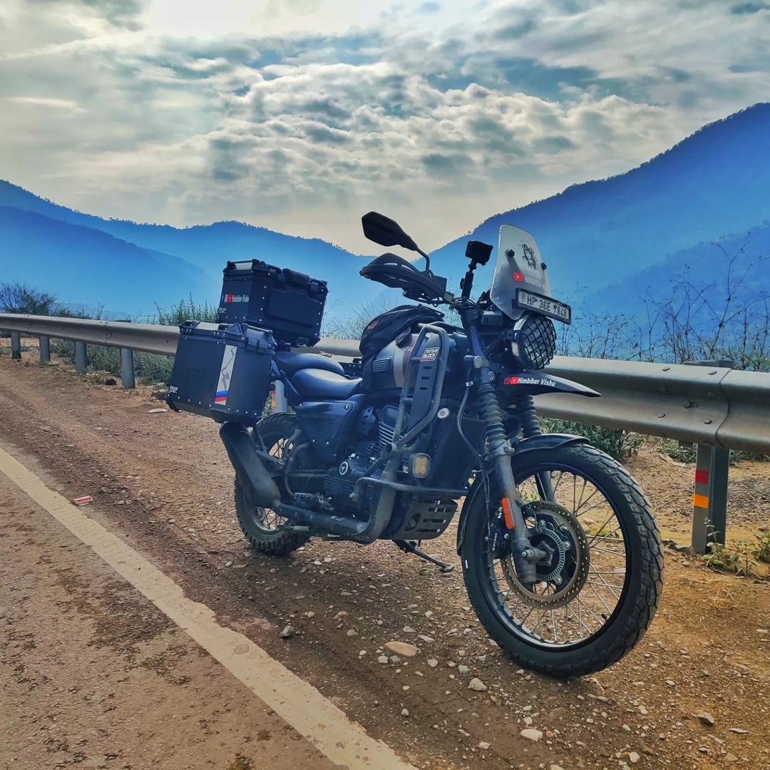 Even the clouds can't resist a peek at this two-wheeled masterpiece. Parked, poised, and cloud-9 approved! ☁️🏍️

📷: @himbiker_vishu

#YezdiForever #JawaYezdiMotorcycles #YezdiAdventure #MadeofMotorcycling