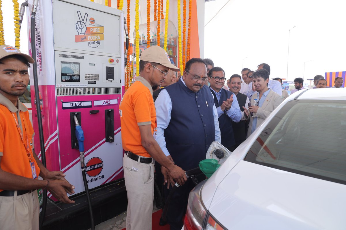 DirMktg_iocl's tweet photo. #IndianOil SWAGAT retail outlets go beyond mere fueling stations; they are comprehensive service hubs that ensure every stop is a pleasant and refreshing experience for all our valued customers.

I was delighted to visit our SWAGAT outlets on the Delhi-Mumbai Expressway which are equipped with hygienic restrooms, modern resting facilities for truck drivers and a variety of non-fuel offerings including premium food courts and coffee shops. We also proudly offer premium fuels #XP95 and #XtraGreen, ensuring that every customer finds both convenience and comfort while on the road. 

At #IndianOil, we continue to invest in making our SWAGAT outlets - a welcoming stop along the nation’s highways and make every journey of our customer smoother and more enjoyable. 

#RefuelRefresh
#SWAGAT 
#NationalHighways