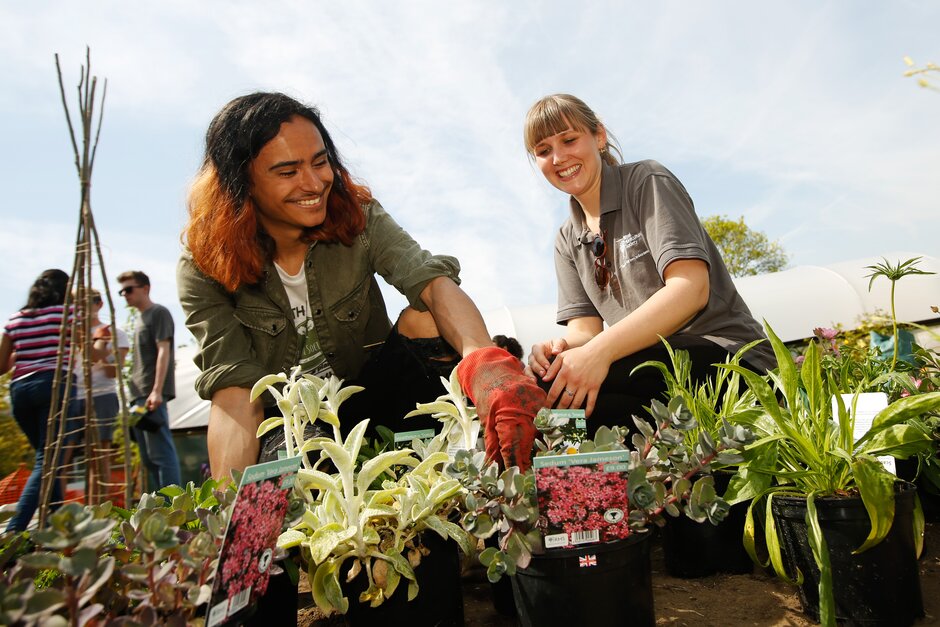 We have a vacancy for a Professional Work Placement in Ornamental Horticulture. So, if you have an existing Level 2 qualification and at least three months’ work experience in horticulture, why not consider applying? 🌳 🌼 Apply online: rhsocli.webitrent.com/rhsocli_webrec…