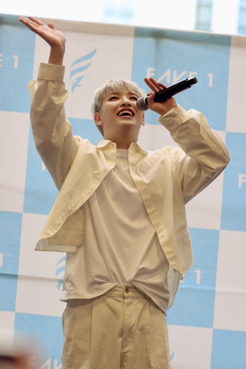 Yodaihiro's tweet photo. 2024.04.21  FAVE1
Queen's Square YOKOHAMA
JAPAN 3rd single「花束」プロモーション엄청 좋은 곡이었어…감동😍💕💐🙌✨✨
@FAVE1_official
@100per_hyukjin 
#FAVE1 #페이브원 #Hyukjin #혁진 #ヒョクジン #花束 #QueensSquare https://t.co/IWKT5UfLf5