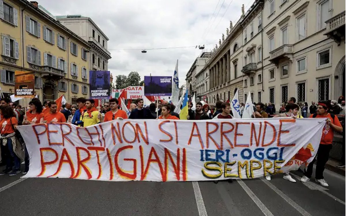 FerdinandoC's tweet photo. La parte più meschina e rivelatrice della cancellazione del monologo di Scurati è il tentativo di farla passare per una cosa di soldi, 300 euro in più su cui non ci si è messi d'accordo, è questo il livello del dibattito in Italia, come i conti scritti a penna su una tovaglia unta. È chiaro che non è stata Meloni a far cancellare niente, forse è pure in imbarazzo, noi ci pensiamo come una provincia isolata dal mondo, che comincia e finisce a Saxa Rubra, ma siamo il paese che tra due mesi organizza il G7 e vederlo comportarsi come l'ultima delle autocrazie fa effetto. 
Il monologo è saltato per quel misto di terrore e conformismo che si è sempre respirato in Rai e che si è adattato ai personaggi nuovi a cui rispondere. Il tratto caratteriale distintivo di questa destra non è nemmeno la volontà di reprimere, ma quei complessi di inferiorità trascinati per decenni, oggi trasformati in programma politico, in una personalità, in un modo di stare al mondo e guidare un paese. L'antifascismo, la Resistenza, la liberazione sono l'ultima storia nobile collettiva, una nobiltà dalla quale colonnelli, gabbiani e pipistrelli (i soprannomi dentro Fratelli d'Italia meriterebbero un bestiario a parte, monologhi che ascolterei) saranno sempre esclusi, per scelta e per storia. Quindi tendono ad agitarsi, quando arriva il 25 aprile, è più forte di loro, potrebbero ignorare tutto, ma non ce la fanno, non sono abbastanza intelligenti e certi tic sono troppo radicati. 
E quindi si agita la Rai che, salvo isole di libertà costruite intorno a singole personalità, da tempo è diretta come una macchina che deve produrre obbedienza. L'esigenza di Meloni e dei suoi è di essere protetti dal loro stesso complesso di inferiorità, che non gli è passato nemmeno dopo un anno e mezzo di governo, che non gli passerà mai, anche perché non hanno altro da mettere al suo posto, estranei al passato condiviso come al futuro che sarebbero lì per costruire. «Lo scrittore antifascista voleva 300 euro in più» è perfetta per i tempi che corrono, potrebbe averla inventata Bulgakov, volevano cancellare la letteratura sul loro passato oscuro e ne hanno inventata di nuova sul loro presente un po' ridicolo.