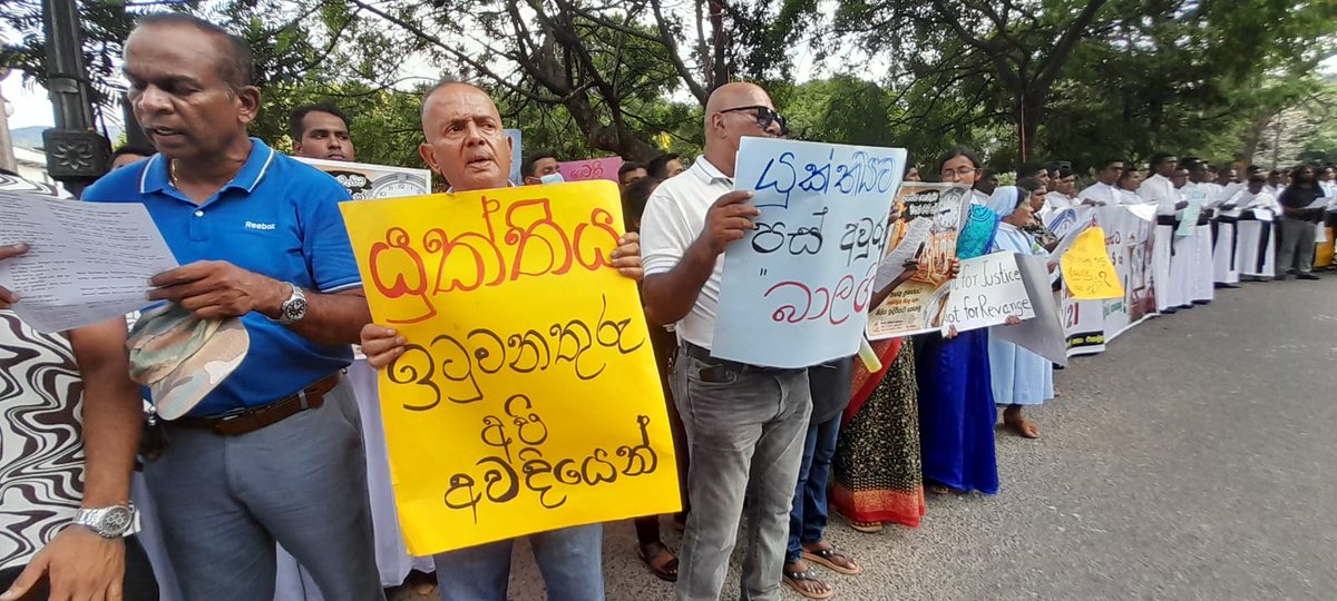 EmDeeS11's tweet photo. 5 years since the #EasterSundayAttacks in #lka 

Still no justice or accountability!

Protest held in Kandy
📸 Sarah Arumugam https://t.co/fT0sE6WvDc