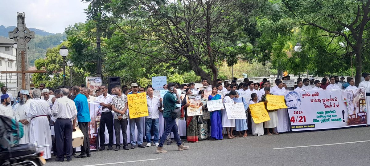 EmDeeS11's tweet photo. 5 years since the #EasterSundayAttacks in #lka 

Still no justice or accountability!

Protest held in Kandy
📸 Sarah Arumugam https://t.co/fT0sE6WvDc