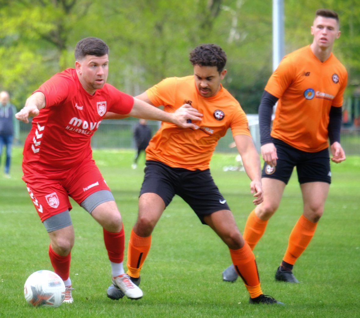 A few from this morning’s @bracknellsunday Prem Div match between @BrangersFC and @UnitedShire. @WokinghamSport @fiberkshire @SundayLeagueDay