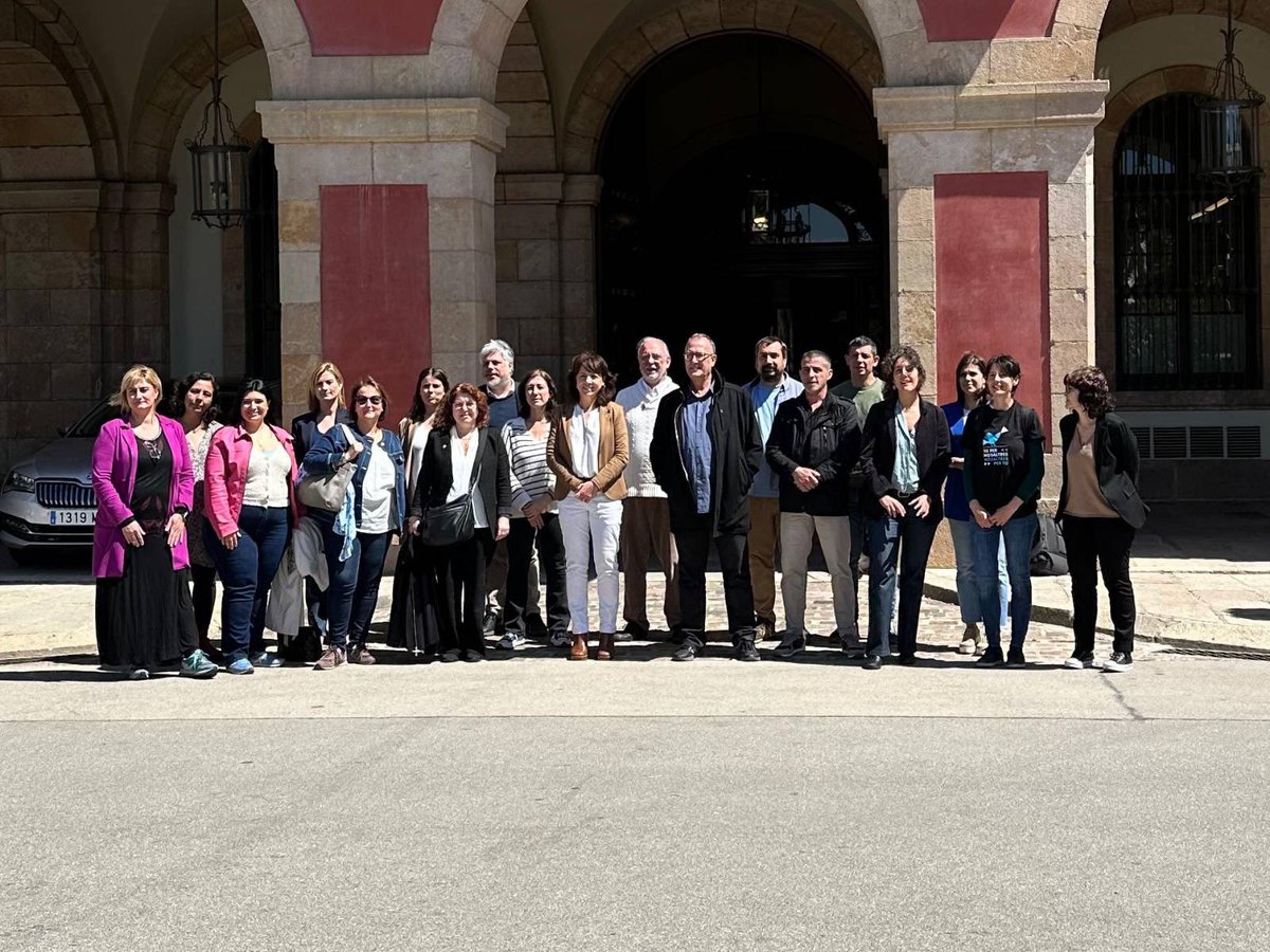 El propassat divendres la Mesa del Parlament va condemnar la repressió de l'estat espanyol i va donar suport als encausats per terrorisme en el cas Tsunami, entre  ells en @josepcampmajo . El grup @SuportCampmajo hi va estar present.
#TotsAmbCampmajo
#TotsVamSerTsunami