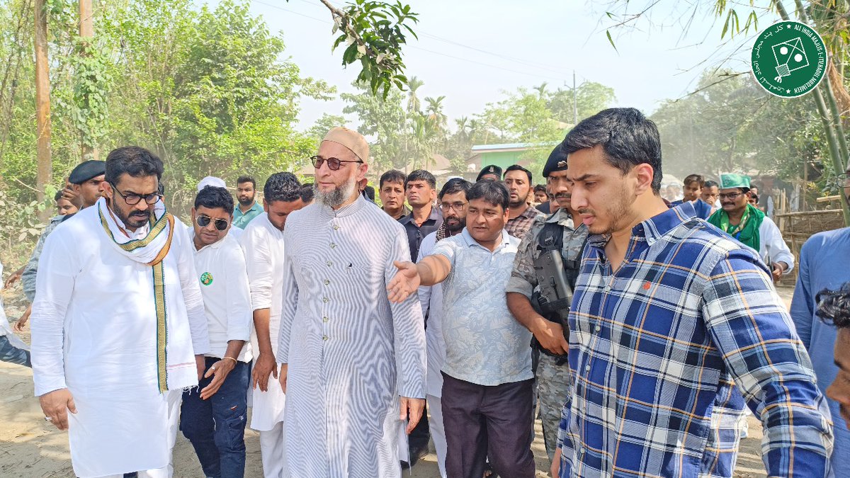 AIMIM अध्यक्ष बैरिस्टर @asadowaisi ने किशनगंज के पूर्व सांसद मरहूम मोहम्मद असरारुल हक़ क़ासमी साहब के मज़ार पर पहुंच कर ख़िराज-ए-'अक़ीदत पेश किया। इस मौके पर किशनगंज लोकसभा सीट से AIMIM प्रत्याशी @Akhtaruliman5, AIMIM बिहार प्रभारी @Md_MajidHussain, AIMIM बिहार यूथ प्रेजिडेंट