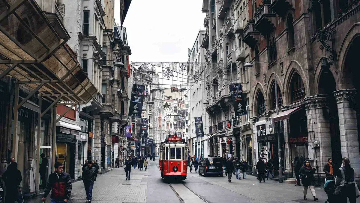 Tarihi İstiklal Caddesi'nde yeni dönem: Nostaljik tramvaylar tarihe karışıyor! #istiklalcaddesi #tramvay #IBB #istanbul
sonmuhur.com/tarihi-istikla…