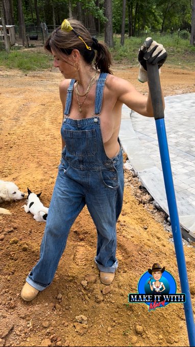 Yard Work with my two supervisors. #themaryburke  https://t.co/KKwQdsucQd https://t.co/RFHKXUrHDR<a href="/tag/themaryburke"class="tags">#themaryburke</a>