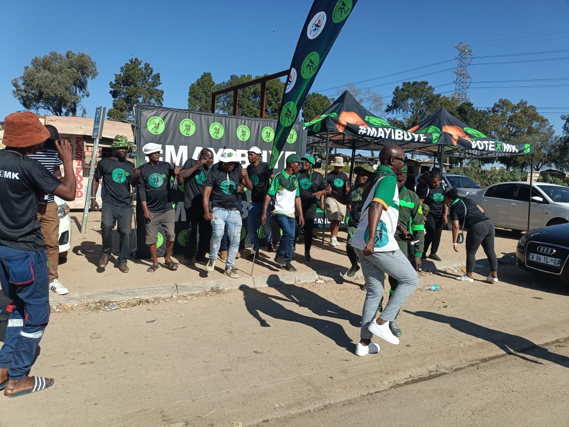 The ground bafethu. 👏🏽👏🏽👏🏽. The situation in Cosmo City in North of Joburg. 💚🖤 #VoteMK_29May2024