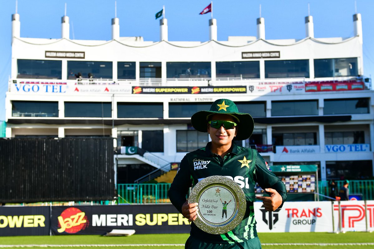 Congratulations @CoolNidadar! 👏 She receives a special shield celebrating her achievement of 1️⃣0️⃣0️⃣ ODI wickets ✨ #PAKWvWIW | #BackOurGirls