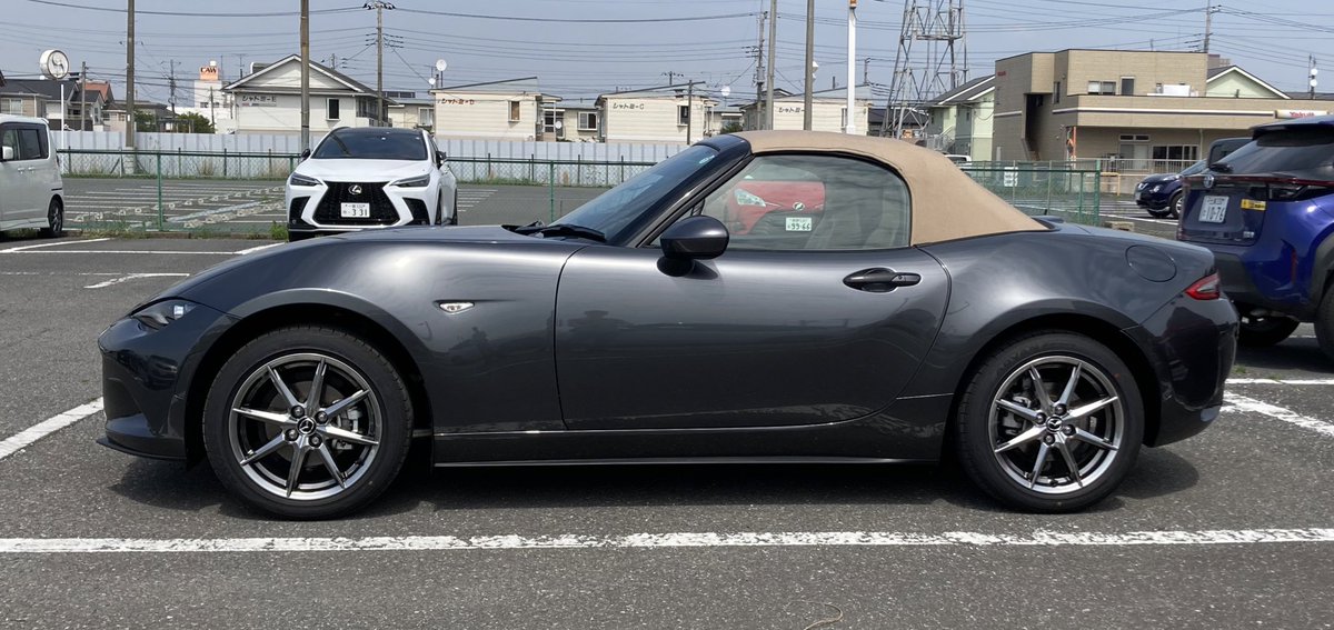 カッコいいのですよ

ただホイールハウスのスキマがね〜

#roadster 
#ロードスター