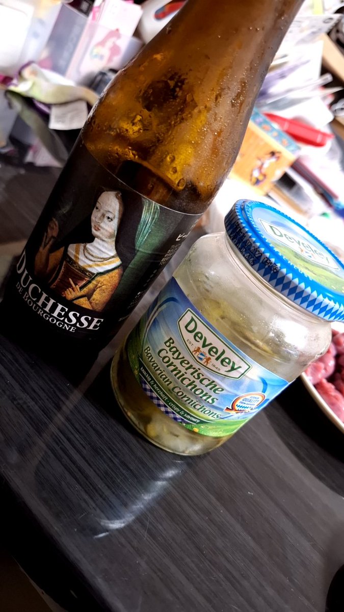 daaa1chi's tweet photo. 餞別で貰ったんだけど、つまみにピクルス食べながらベルギービール飲んでるって時点で生活のクオリティというか、ライフスタイルというかなんか違うなぁって思う。
おしゃれだなぁ

めっちゃウマイやん https://t.co/tLpvVR596x