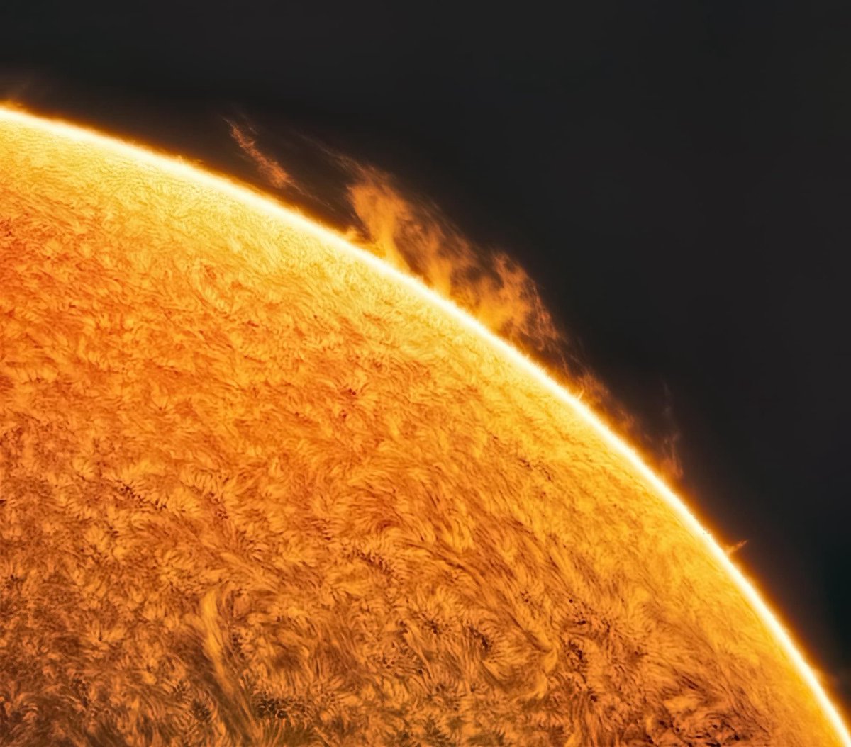 KeefBram's tweet photo. Been very fortunate to be able to borrow a TAL100RS solar modded scope for a while. Here is a prominence from a few days ago, fun to be able to do some imaging during daylight hours for a change 😀 #solar #astronomy #Astrophotography https://t.co/YPdUnUQol3