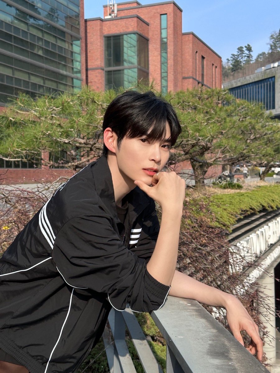 singhanbin's tweet image. Never imagined I'd strike a pose like this again in such a historic place. Thank you ZEROSE, for letting me debut.