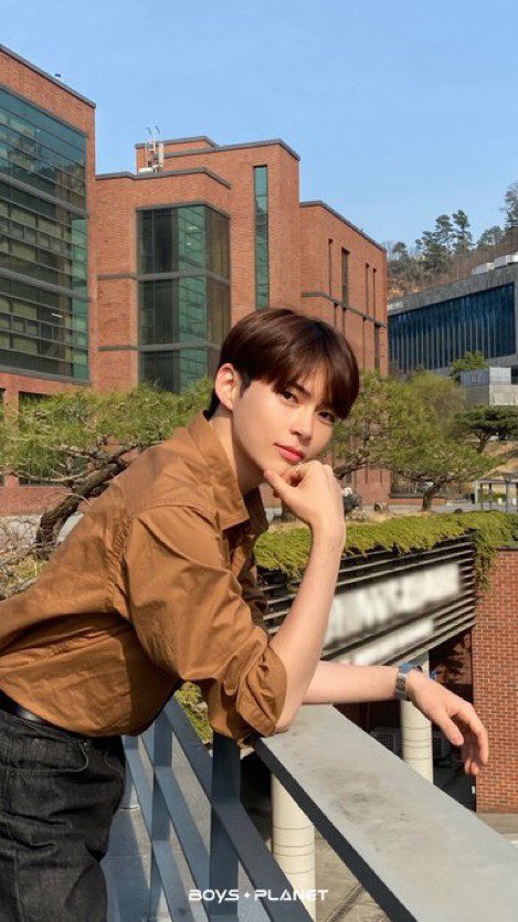 singhanbin's tweet image. Never imagined I'd strike a pose like this again in such a historic place. Thank you ZEROSE, for letting me debut.