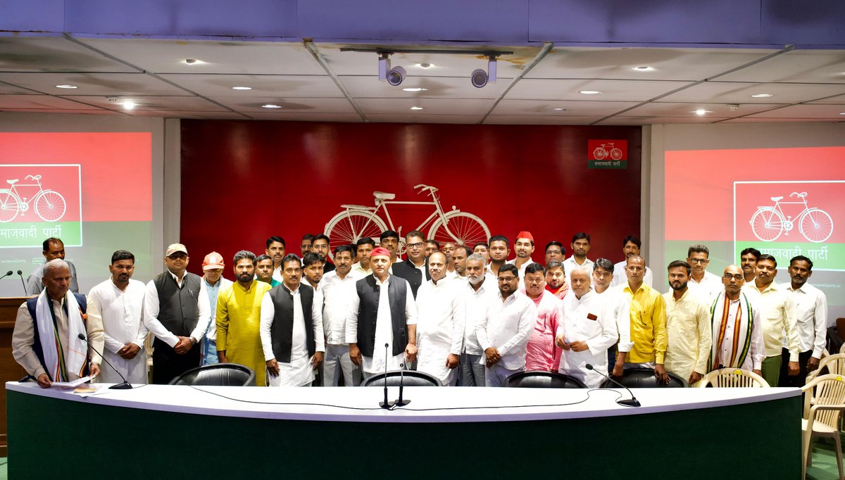 samajwadiparty's tweet photo. समाजवादी पार्टी के राष्ट्रीय अध्यक्ष एवं पूर्व मुख्यमंत्री श्री अखिलेश यादव के समक्ष समाजवादी पार्टी की नीतियों के प्रति निष्ठा जताते हुए समाजवादी पार्टी के राज्य मुख्यालय, लखनऊ में सिधौली, मोहनलालगंज, सरोजनीनगर, बीकेटी, मलिहाबाद के प्रधानों, बीडीसी और पंचायत सदस्यों के अलावा भाजपा के कई वरिष्ठ पदाधिकारियों ने आज समाजवादी पार्टी की सदस्यता ग्रहण कर ली। विश्वकर्मा सेवा समिति उत्तर प्रदेश के वरिष्ठ प्रदेश उपाध्यक्ष भी समाजवादी पार्टी में शामिल हो गए है।
    सर्वश्री राजेन्द्र चौधरी राष्ट्रीय सचिव, प्रदेश अध्यक्ष नरेश उत्तम पटेल, अरविन्द सिंह पूर्व सांसद, पूर्व मंत्री अभिषेक मिश्र तथा सी.एल. वर्मा वरिष्ठ प्रदेश उपाध्यक्ष, उदयवीर सिंह पूर्व एम.एल.सी एवं विकास यादव इस अवसर पर उपस्थित रहे। 
   आज समाजवादी पार्टी की सदस्यता ग्रहण करने वालों में सर्वश्री रामपाल भार्गव पूर्व उपविजेता प्रत्याशी नगर पंचायत, मुकेश पाल पूर्व जिला पंचायत सदस्य, पंकज पाल सदस्य बीजेपी सभी सिधौली सीतापुर, योगेन्द्र रावत पूर्व उपविजेता जिला पंचायत सदस्य, जितेन्द्र पाल प्रधान दुलारमऊ, सुरेश पाल पूर्व प्रधान सरथुवा, विजय पाल पूर्व उपविजेता प्रधान धर्मावतखेड़ा सभी मोहनलालगंज लखनऊ, दिनेश पाल पूर्व प्रधान हसनपुर खेवली, रामनरेश पाल प्रधान पिपरसण्ड, विनोद कुमार धिमान बीडीसी सरसवां सभी सरोजनीनगर लखनऊ, राजकुमार पाल पूर्व प्रधान टिकारी, अमरपाल बूथ अध्यक्ष बीजेपी, संजय पाल सक्रिय सदस्य बीजेपी सभी बीकेटी लखनऊ, नन्दू विश्वकर्मा पूर्व जिला पंचायत सदस्य, गुरूप्रसाद पाल पूर्व संगठन मंत्री बीजेपी, शिवकुमार पाल सक्रिय सदस्य बीजेपी, दिनेश पाल प्रधान खडसरा, मेवालाल पाल पूर्व प्रत्याशी बीडीसी सभी मलिहाबाद लखनऊ, काशी प्रसाद विश्वकर्मा वरिष्ठ प्रदेश उपाध्यक्ष विश्वकर्मा सेवा समिति उ0प्र0 मोहनलालगंज, एडवोकेट अनिल कुमार शर्मा बीजेपी, कृष्णा भारती बीजेपी, मनोज रावत सभी सरोजनीनगर लखनऊ, दीपू सिंह यादव,  एवं दिलीप यादव सिधौली सीतापुर, सुरेश राजपूत मलिहाबाद, विशाल भार्गव, मनोज राजपूत, विपिन रावत, संजय यादव, अनुराग यादव, आलोक वर्मा, मोहम्मद सिराज, सुरेन्द्र यादव सभी सिधौली सीतापुर आदि के साथ उनके सैकड़ों साथी भी थे।
                 (राजेन्द्र चौधरी)
                   मुख्य प्रवक्ता