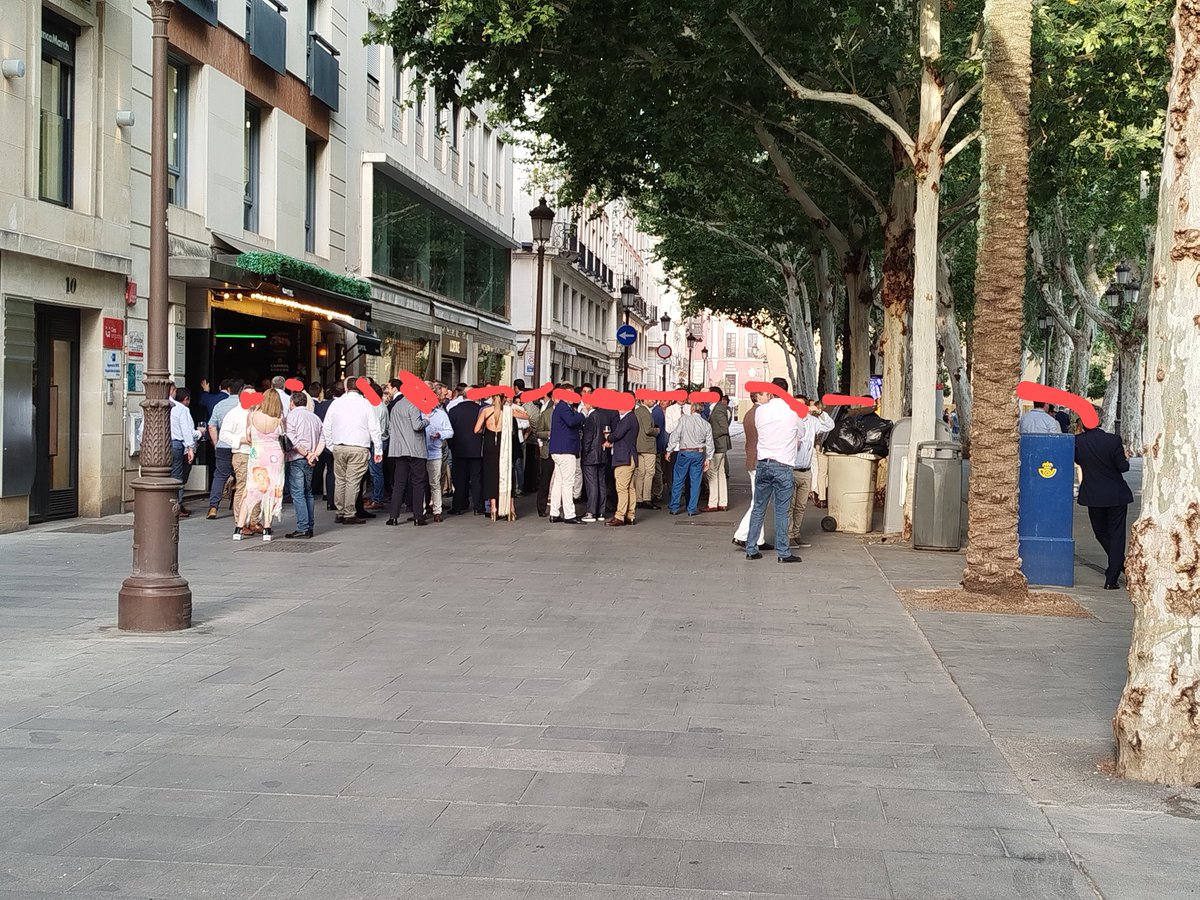 Los tanques a la calle en plena Pza Nueva. Gente bebiendo en la calle incumpliendo la normativa al ladito del @Ayto_Sevilla y no sé si con el beneplácito d @jlsanzalcalde aunq seguro q con el d @HosteleriaSev .@Sevilla_Dor