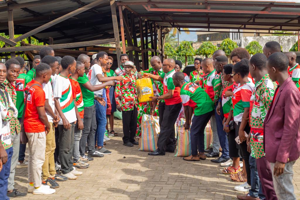 cndd_fddburunga's tweet photo. Kuwa 20/04/2024 Ubuserukizi bw'umugambwe @CNDDFDDBurunga ,komine #Nyanza bagendeye imbonerakure  Ziga mu makaminuza atandukanye ari @MairieBuja  uwuzirongoye muntara arashima utuganuke batanze: ibigori, amakara n'amavuta vyo kubashigikira.
@CnddFdd 
@DorianeMunezero 
@R_Ndikuriyo https://t.co/hp3LesfklM