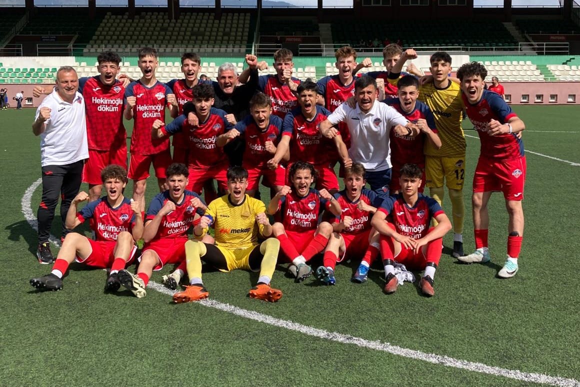 U16 Takımımız Artvin grubunu şampiyon olarak tamamladı U16 Türkiye Şampiyonası Grup maçları için Artvin’de bulunan 1461 Trabzon FK U16 Takımımız, grup final maçında Rize Belediyespor U16 Takımı ile karşılaştı. Rakibini Metehan’ın attığı golle 1-0 yenen takımımız, bu grubu