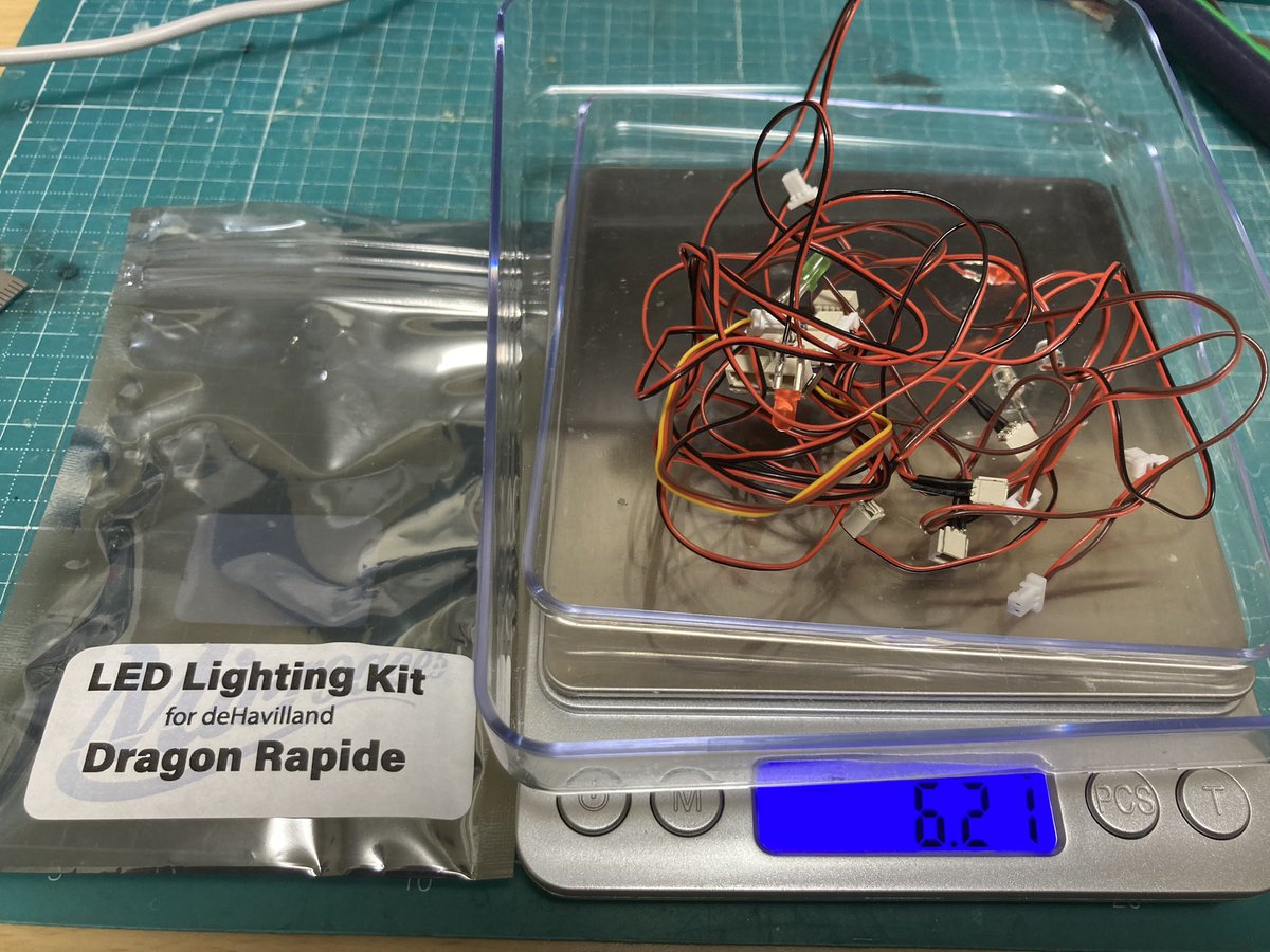 #microaces #DH89
LEDユニットはトータル6.2g
目隠しや接着などで7〜8g増加
これを含んでさっきの重量ならなんとかなりそうです