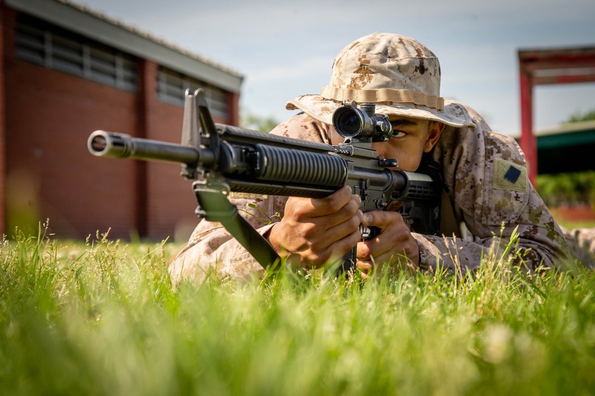 USMC's tweet photo. #MarineCorps Recruits with Bravo Company, 1st Recruit Training Battalion, undergo Grass Week on @MCRDPI, April 16.
During Grass Week, recruits learn the fundamentals of marksmanship in preparation for live-fire with the M16A4 Service Rifle.
#USMC #Training https://t.co/1wtl3nxsRI