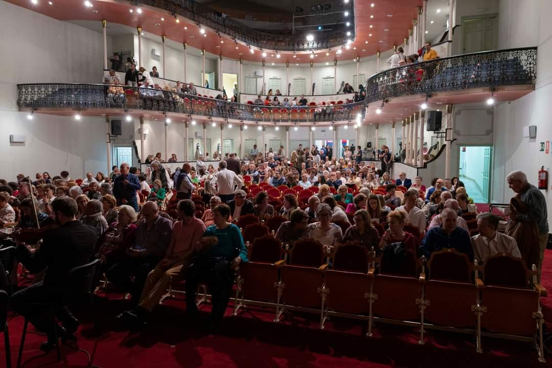 Aforo completo este sábado en el teatro Carolina Coronado para disfrutar de 'La Traviata'. (Fotos: Aupex)