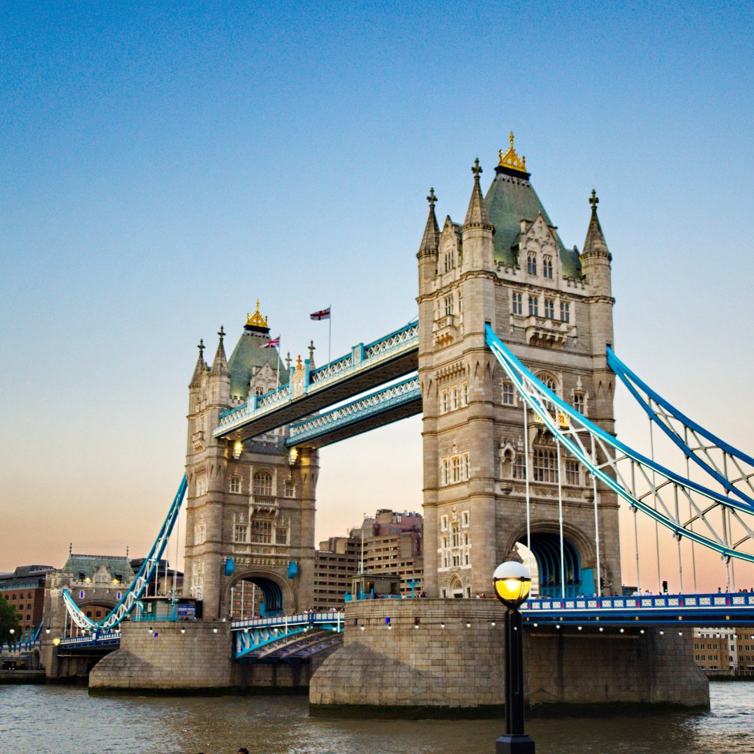 Today marks the #LondonMarathon, a prestigious event that debuted in 1981, with 7,741 runners completing the course. Covering 26.2 miles from Greenwich to Buckingham Palace, the route passes iconic landmarks like Tower Bridge, the London Eye and Big Ben. #UoLFact