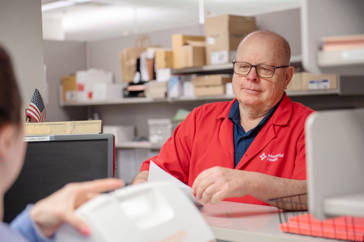 #volunteerappreciationweek Nearly 1,300 volunteers give their time & effort in nearly every area of Memorial Health. Our volunteers transport patients, answer phones, staff waiting rooms, dole out free smiles & so much more! We couldn’t do it without them! #volunteers #givingback