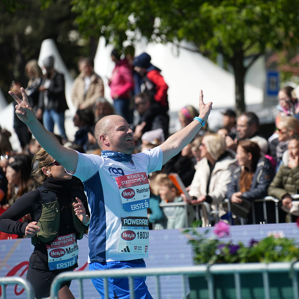 35.000 Laufbegeisterte liefen, schwitzen, freuten sich am heutigen Tag auf Wiens Straßen. Für die allermeisten war es ein Genuss mit Suchtpotenzial, vielleicht ein Once-in-a-Lifetime-Erlebnis, aber bestimmt ein denkwürdiges Ereignis mit vielen Emotionen!