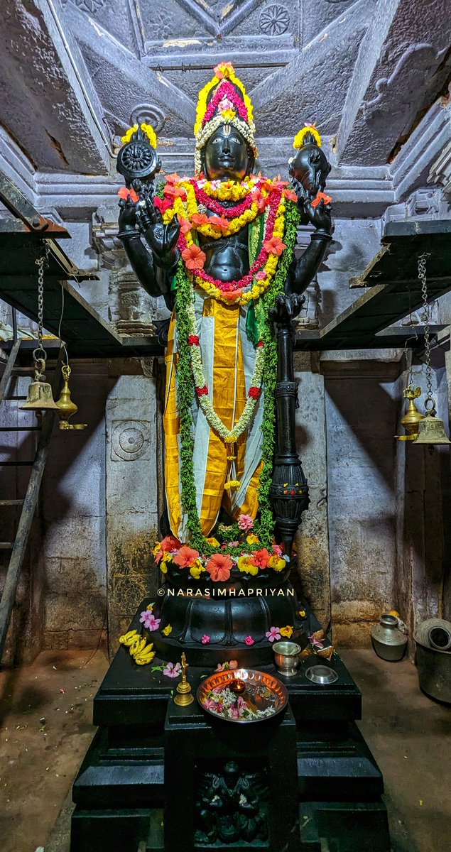 ramapriya1989's tweet photo. Sri Varadarajaswamy Temple at Kondajji Hassan. 
13 feet tall Moolava murthy along with 4 feet padmapeetam. https://t.co/KS8r632Zhv