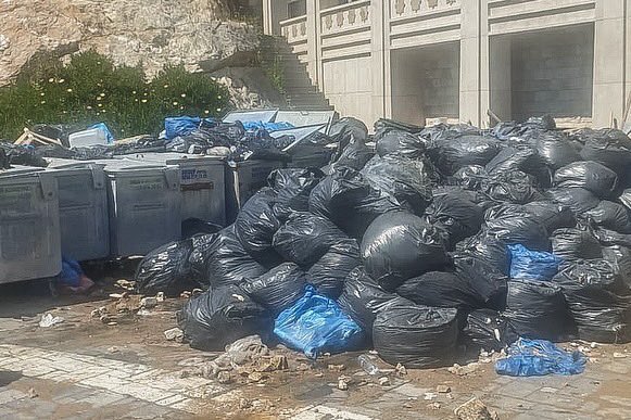 Tertemiz Adalar ☀️🏝️ Sizlerden gelen talepler ve ihtiyaçlar doğrultusunda Adalar'ın tüm ihtiyaç duyulan noktalarında temizlik ve çöp kaldırma çalışmalarımıza hız kesmeden devam ediyoruz. 📍 Demokrasi ve Özgürlükler Adası