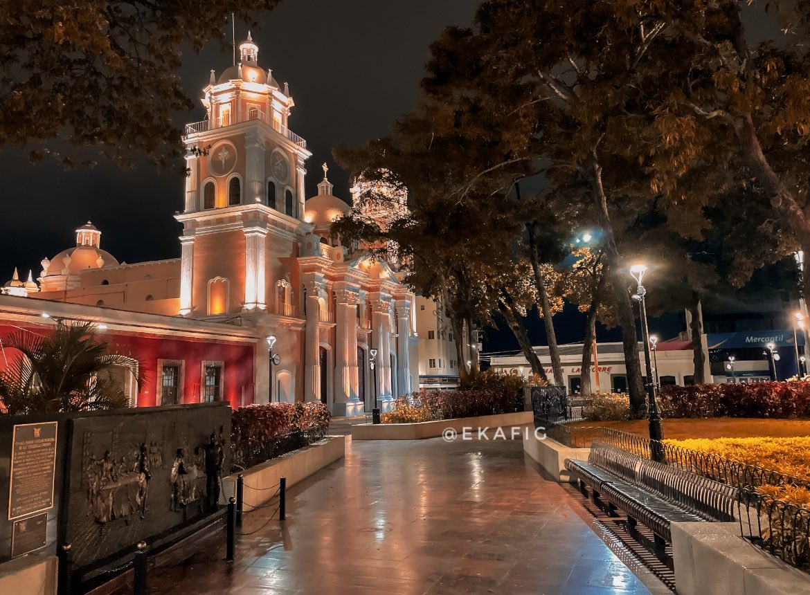 ekafig's tweet photo. Cuando te tomas el tiempo para fotografiar de noche 🥰 

Parte de la plaza Bolívar con vista a la Catedral de #Valencia 🫶

¡Felíz domingo! ☕️ https://t.co/HDWkPADlNE