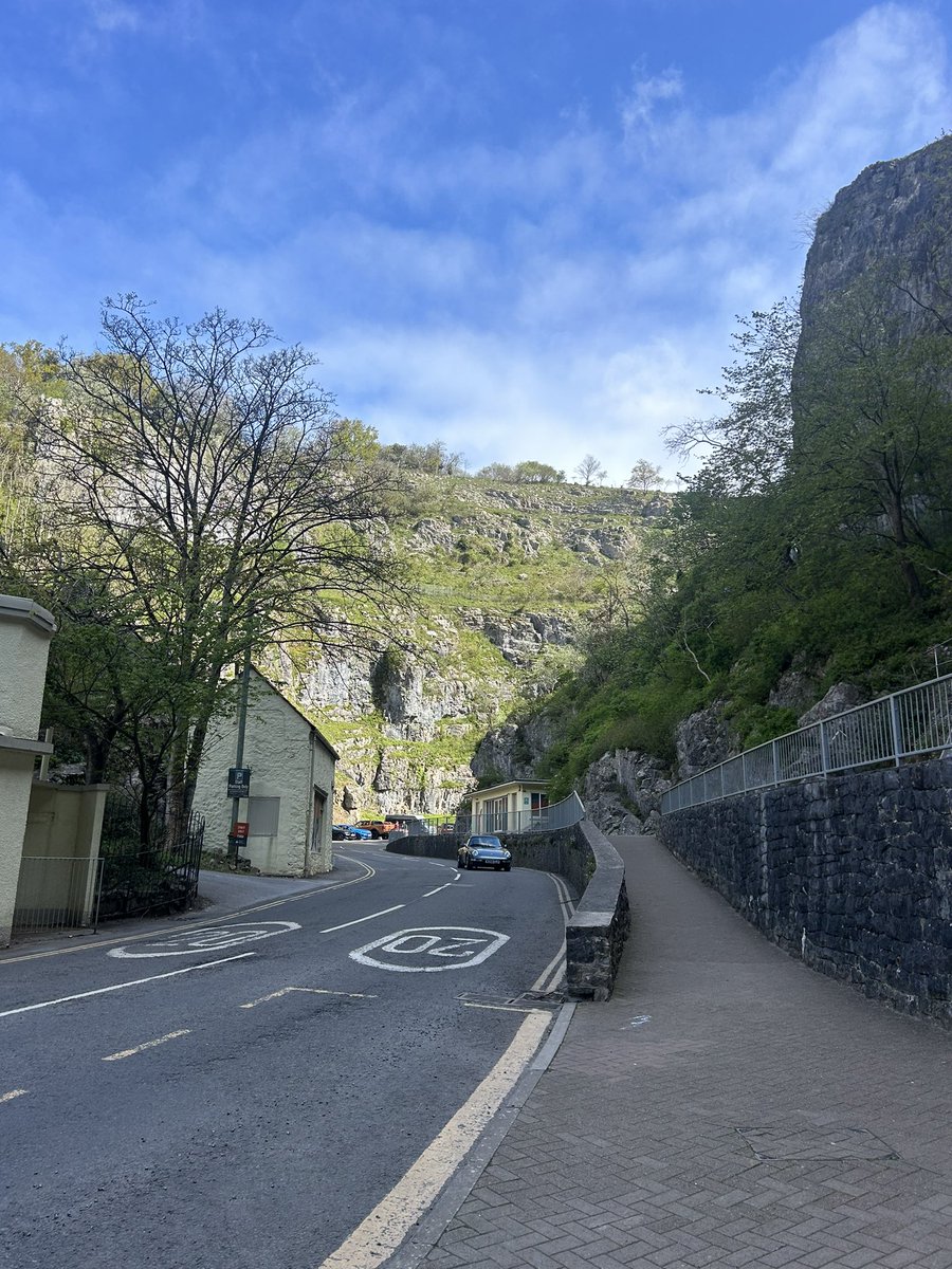 wheresw90458208's tweet photo. Well London was heaving, the strawberry line wasnβt. Beautiful morning for my own Mara. Watch ended up 2 miles lower than Strava, so had to run round a car park to get the last 1/2 mile. #Running #Marathon #happywiththat https://t.co/VIXiD738ky