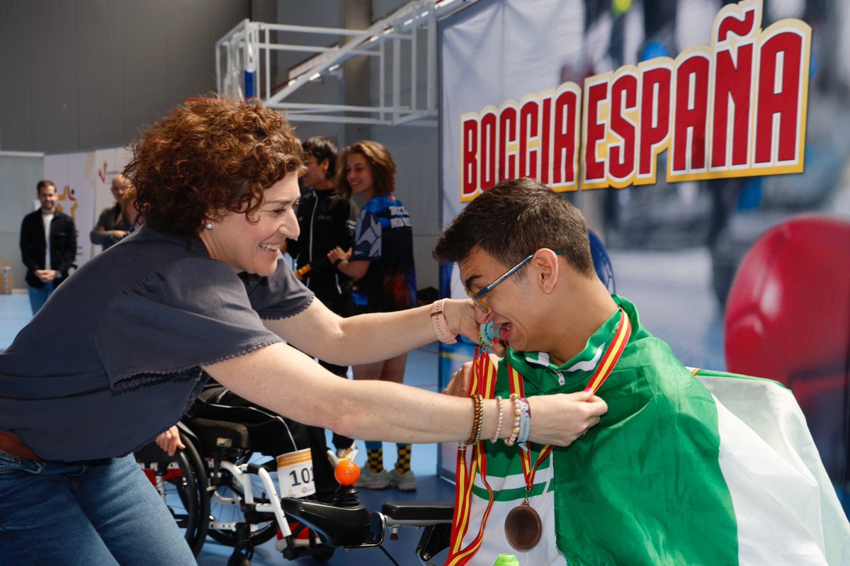 AyuntamientoVLL's tweet photo. El Polideportivo de Delicias ha acogido este fin de semana el Campeonato de España de Boccia para Jóvenes, con la participación de una veintena de deportistas.

🥇🥈🥉Los concejales @Rodriniga y Mayte Martínez, han asistido a la competición y participado en la entrega de medallas https://t.co/RwWYTWrHn1
