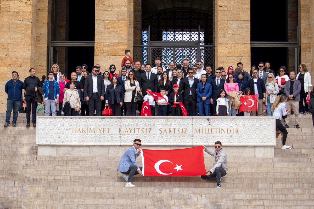 ATA’mızın huzurundayız.

Cumhuriyetimizin kurucusu Ulu Önder Gazi Mustafa Kemal ATATÜRK’ü ziyaret ettik. ATA’mızın açtığı yolda, Türk Bayrağı’nın gölgesinde yürümeye devam edeceğiz.

23 Nisan
#23Nisan
#23Nisan1920
#UlusualEğemenlikveÇocukBayramı