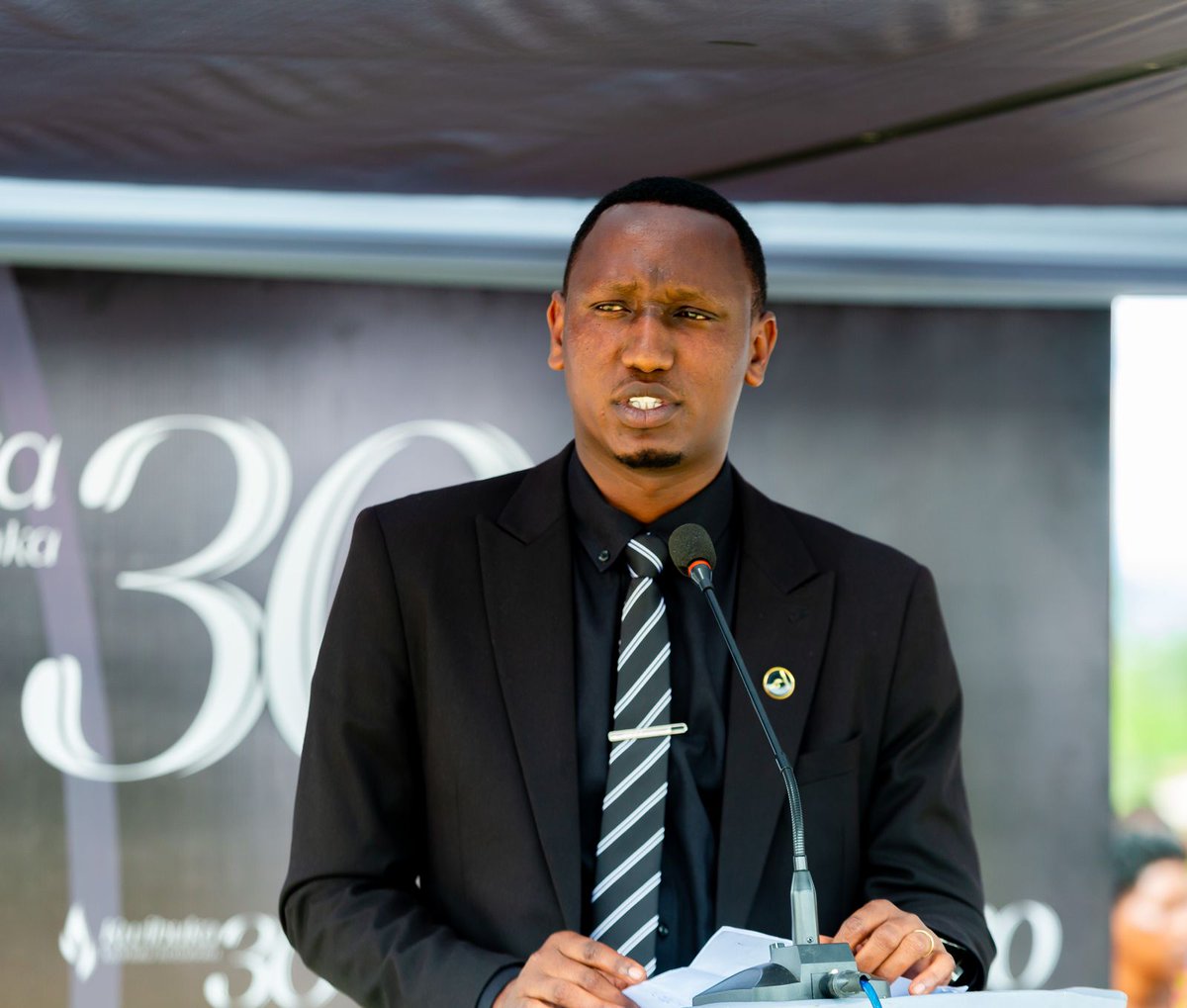 BahoNtaganira's tweet photo. "Ubukana bwa jenoside yabereye hano ku Mayaga, ntabwo wabusanga ahandi cyane. Ni ubwambere ushobora kumva umuntu wicaga umuntu, akamukuramo umutima akawotsa, ngo yumve uko inyama y'umututsi imeze." @EvodeWa 

#Kwibuka30
#AmayagaTuribuka https://t.co/WnrRTN0duk