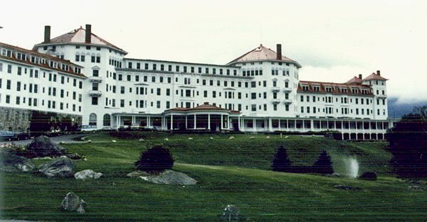 En julio de 1944, con Europa en guerra, Franklin D Roosevelt y Keynes impulsaron un nuevo orden económico mundial para la #paz, basado en @BancoMundial & @FMInoticias En sus sedes está hoy la foto del hotel de #BrettonWoods que acogió esa histórica conferencia de Naciones Unidas