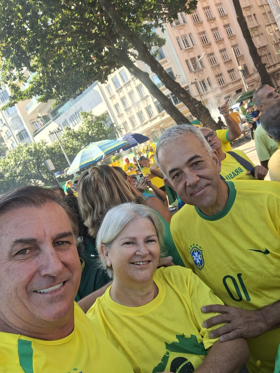 #BrasilcomBolsonaro aqui no Rio, tirando onda com o Bolsonaro fake, com a esperança renovada de que tiraremos esta gang do poder a partir de Outubro.